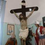 �Vedete quel Cristo in croce in cartapesta? � ci domanda - L�ha comprato mio marito una trentina d�anni fa, in segno di ringraziamento per una grazia ricevuta. Da allora partecipiamo ogni anno alla processione dei misteri di Carbonara con questa statua�